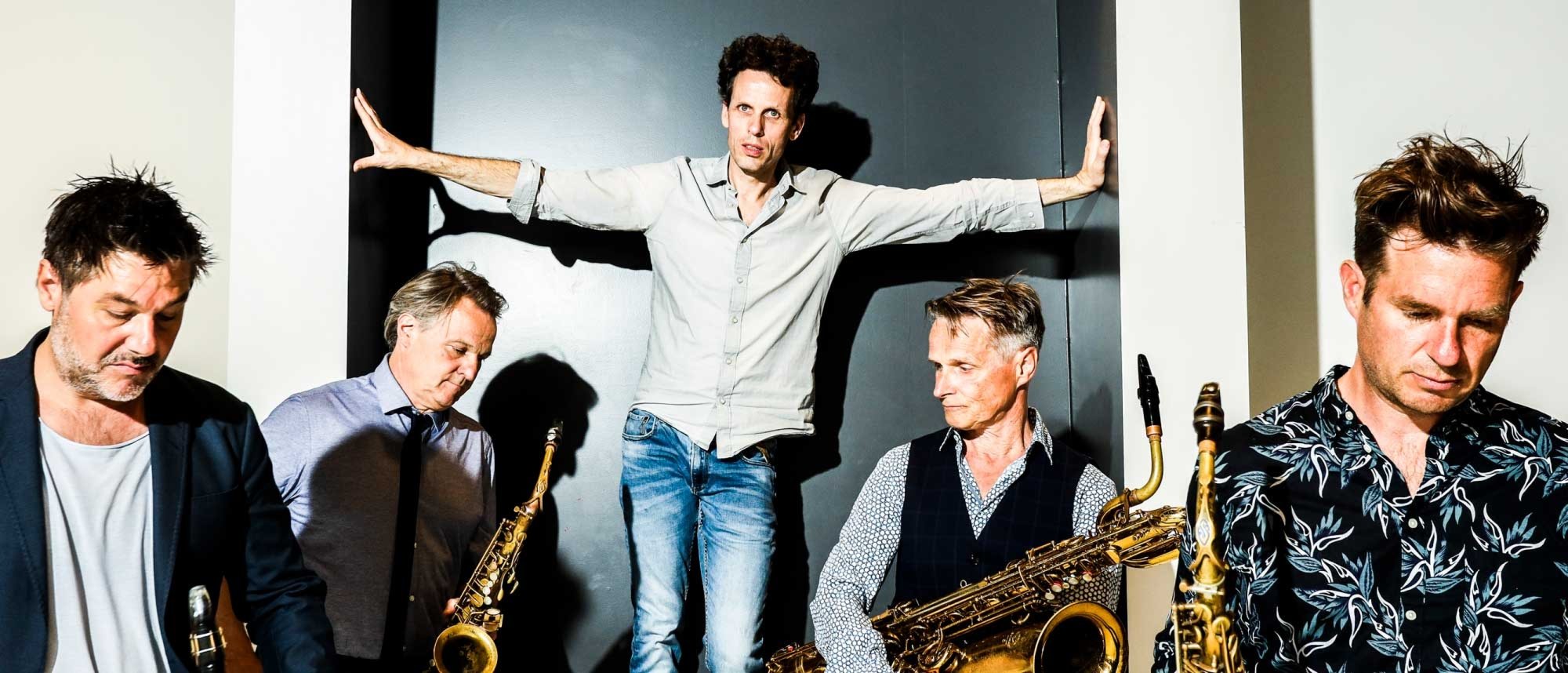 Optreden dichter Nyk de Vries en het Artvark Saxophone Quartet