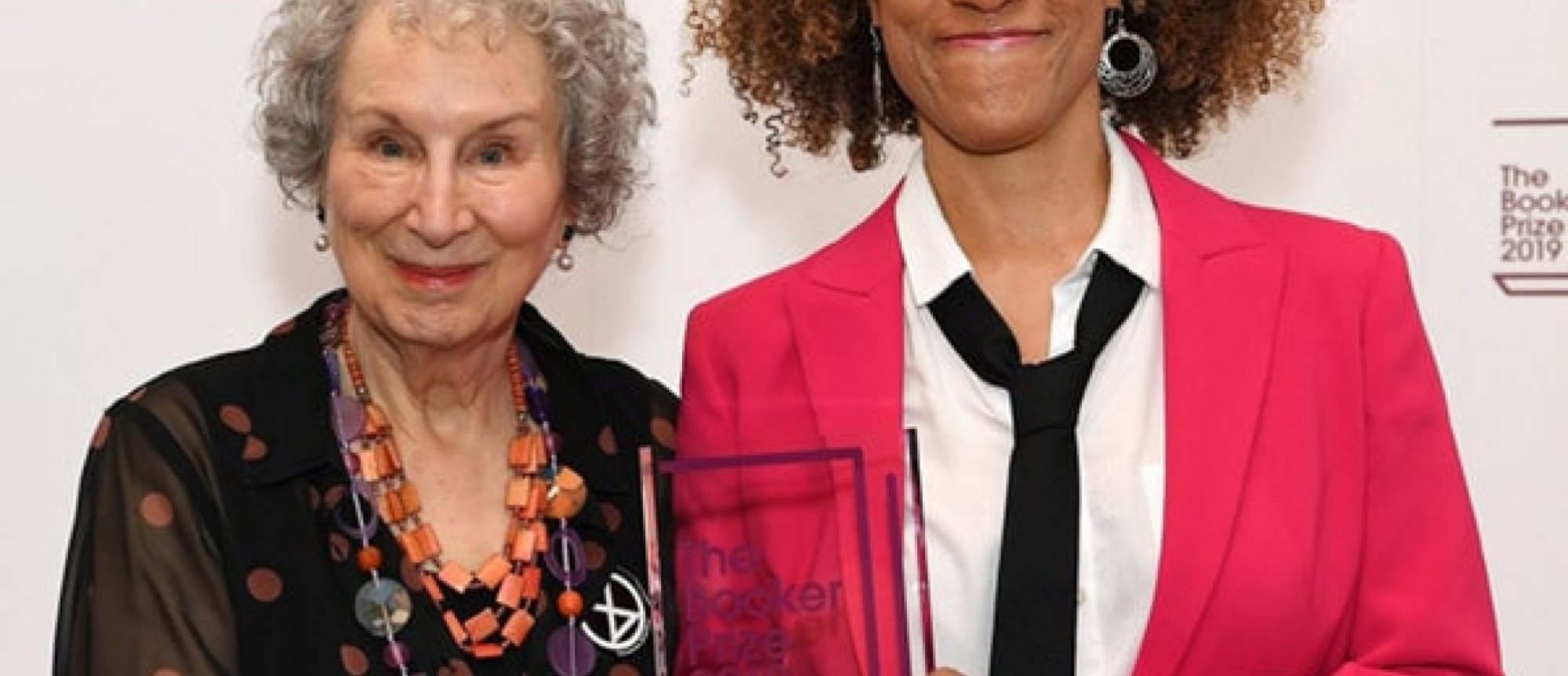 Twee romans, van Margaret Atwood en Bernardine Evaristo, delen Booker Prize
